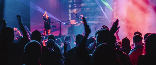 一群球迷在酒吧热烈讨论足球比赛，气氛高涨