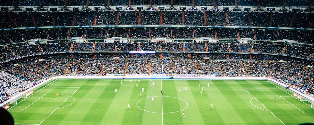 欧洲各大足球联赛标志环绕着卫星信号波