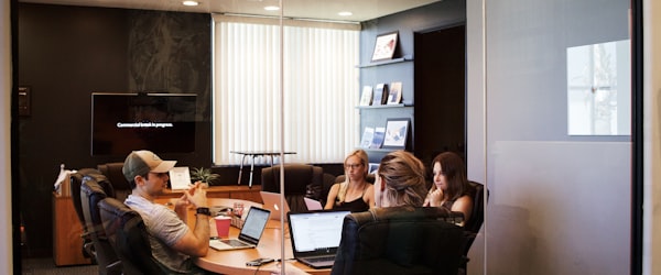 线上社区界面展示着不同主题的粉丝圈子图标