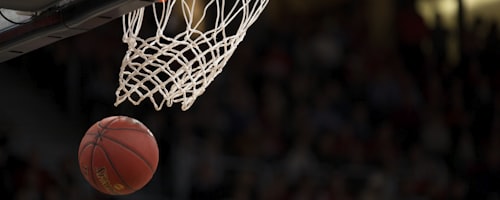 NBA篮球比赛直播特写，球员扣篮瞬间