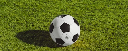 欧冠足球比赛直播画面，球员正在激烈拼抢